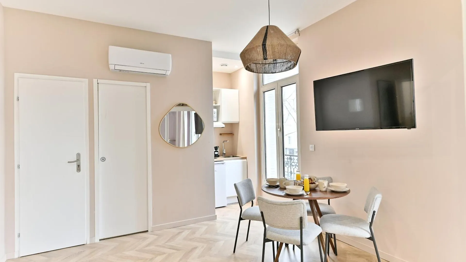 Appartement Proche Parc Monceau - Gourgaud Paris 0*,  France